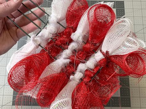 Deco Mesh Wreaths Tutorials Christmas, Candycane Deco Mesh Wreath Diy, Candy Cane Mesh Wreath Diy, Deco Mesh Crafts Ideas, Deco Mesh Candy Cane Wreath Tutorial, Deco Mesh Christmas Wreaths Diy How To Make, Metal Candy Cane Wreath Diy, Candy Cane Deco Mesh Wreath, Candy Cane Shaped Wreath