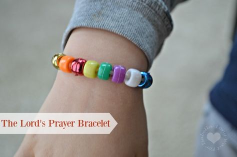 Teaching kids a Lords prayer Bible craft? Here are a few ideas! A post from Seattle area family lifestyle blog Long Wait For Isabella. Vbs Bracelet Craft, The Lords Prayer For Kids Craft, Lords Prayer Crafts For Kids, Lord’s Prayer Craft For Kids, Prayer Crafts For Preschool, The Lord's Prayer Craft, Lords Prayer Crafts, Bible Bracelet, Kindergarten Sunday School