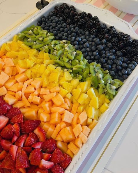 Rainbow fruit salad! Here’s why it’s brilliant! The fruit is cut into easy to eat bite size pieces, keeping the fruit separated makes it last longer - often the more acidic fruit can cause the more delicate fruits to break down and turn mushy. Also- everyone can pick out exactly what they want! Enjoy! ❤️👩🏼‍🍳 #phoenixcaterer #scottsdalecaterer Fruit Tray Simple, Fruit Salad Bar, Fruit For Party, Fruit Tray Displays, Rainbow Fruit Tray, Rainbow Fruit Salad, Fruit Tables, 22 Bday, Pineapple Cupcake