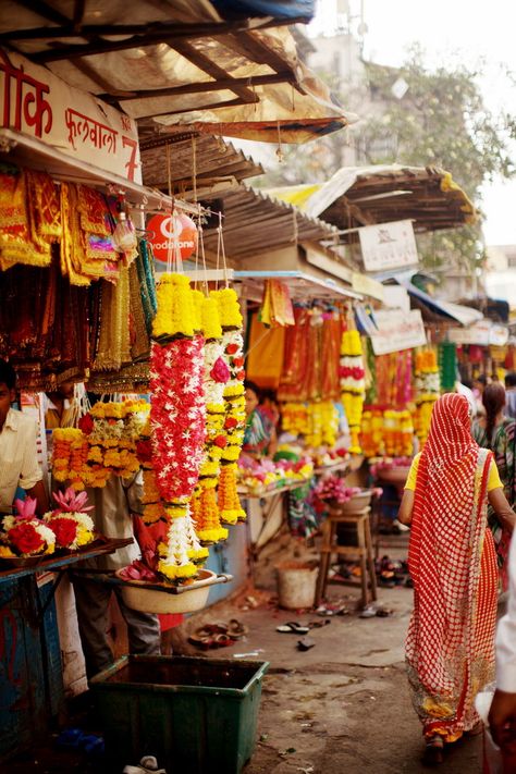 Mumbai , India India Flower Market, Streets Of Mumbai, Indian Market Photography, Indian Street Market, Mumbai Market, Photo Japon, Market Photography, Colorful Garland, India Street