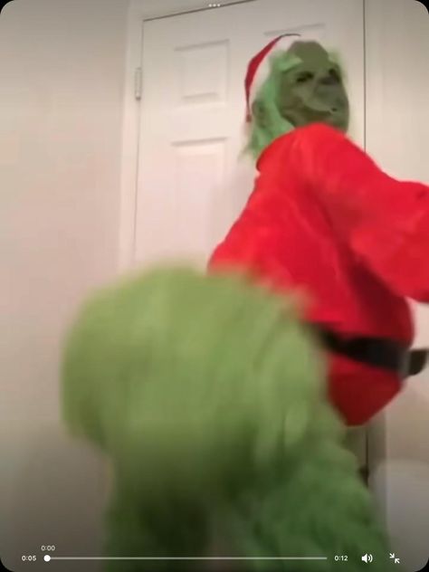 #grinch#laking#twerking Im Gonna Tickle Your Toes Tonight, Grinch Twerking Wallpaper, That Feeling When Knee Surgery Grinch, Funny Ugly Photos, Character To Dress Up As, Grinch Matching Pfp, That Feeling When Surgery Grinch, Hood Christmas Carols, Thick Grinch