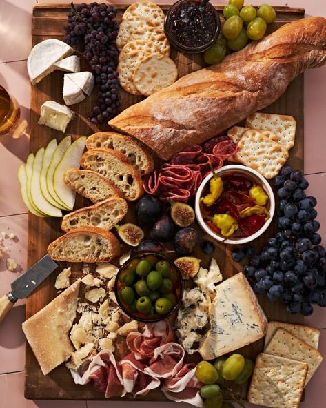 Italian Dinner Party Drinks, Italian Food Board Ideas, Italian Style Charcuterie Board, Charcuterie Board Italian Style, Italian Dinner Party Food, Anti Pasta Platter, Pastries Board, Italian Dinner Party Ideas, Thanksgiving Gathering Ideas