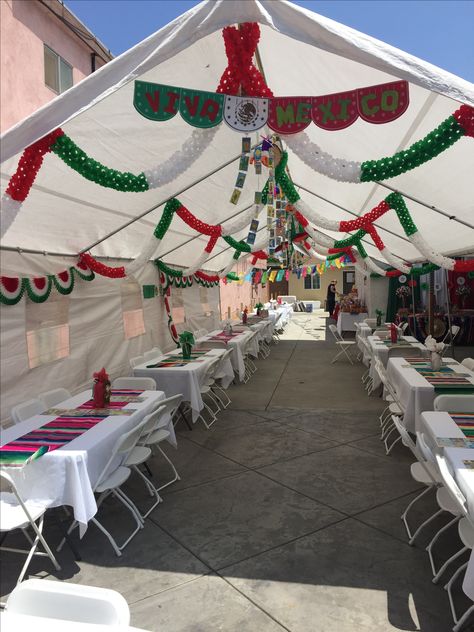 Mexican fiesta Red White And Green Mexican Party, Christmas Mexican Theme, Jay Birthday, Fiesta Christmas, Christmas Fiesta, Mexico Party, Mexican Fiesta Party, Mexican Christmas, Summer Christmas