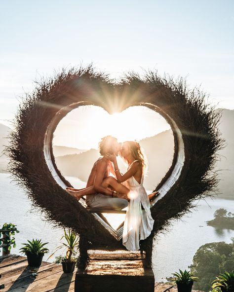 Date Photo Ideas, Save The Date Photo Ideas, Ubud Hotels, Voyage Bali, Bali Vacation, Date Photo, Beach Love, Twin Lakes, Couple In Love