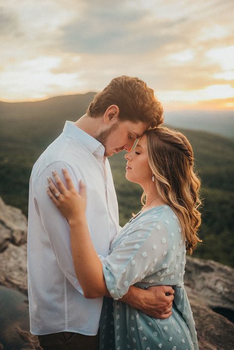 Couple Photography Poses At Mountains, Couple Outside Photoshoot, Mountain Couple Poses, Prenup Pictures, Engagement Photos In Mountains, Mountain Top Engagement Photos, Couple Photo Mountains, Couple Pose Mountain, Couples Mountain Photoshoot