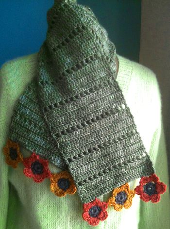 a super simple, yet effective, crocheted scarf Simple Scarf Pattern, Beginning Crochet, Crocheted Scarf, Simple Scarf, Crochet Woman, Scarf Crochet Pattern, Crochet Cowl, Crochet Edging, Scarf Pattern