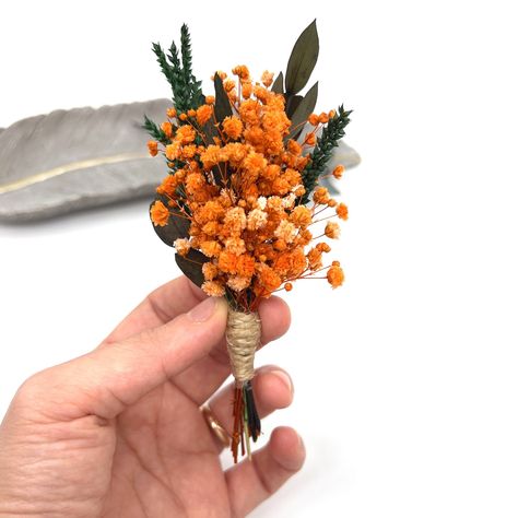 Burnt orange boutonniere, Flower Buttonhole, Groomsman boutonniere, Dried flower boutonniere, Rustic wedding, Eucalyptus orange boutonniere →Designed with real dried flowers, this elegant burnt orange baby breath boutonniere and boutonniere is a unique piece that will be perfect for your wedding. Our handmade rustic dried flower buttonholes are a great alternative to add a bohemian flair to your wedding. The boutonniere, which is compatible with real dried baby breath, is a beautiful souvenir for your special moments. →As your crowns are handmade, please expect some changes in your crowns, the placement and appearance will be slightly different. All my pieces are made with love and care. It is an original handmade product. → Customized orders are welcomed, if you want to buy more or differ Save Green And Burnt Orange Wedding, Marigold Boutineer, Rust And Green Boutonniere, Autumn Button Holes Wedding, Fall Boutonniere, Burnt Orange Wedding Flowers, Orange And Green Boutonniere, Rust Orange Boutonniere, Autumnal Boutonniere