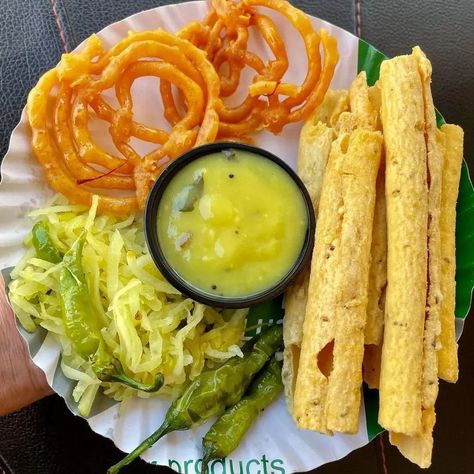 How many of you love gujju food ??? Are you Gujarati ? Fafda / Jalebi / Gujarati Breakfast.... Jalebi Fafda, Gujarati Breakfast, Fafda Jalebi, Gujarati Cuisine, Sunday Breakfast, Simple Phone Wallpapers, June 17, Phone Wallpapers, Street Food