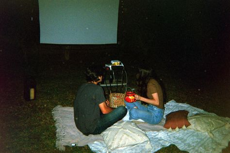 Outdoor movie night. Summer date night. Easy date night ideas. Summer fun. Summer aesthetic nights. Outside Movie Projector, Projector Outside, Movie Outside, Outside Movie, Home Projector, Film Night, Vacation Movie, Idea Aesthetic, Movie Date