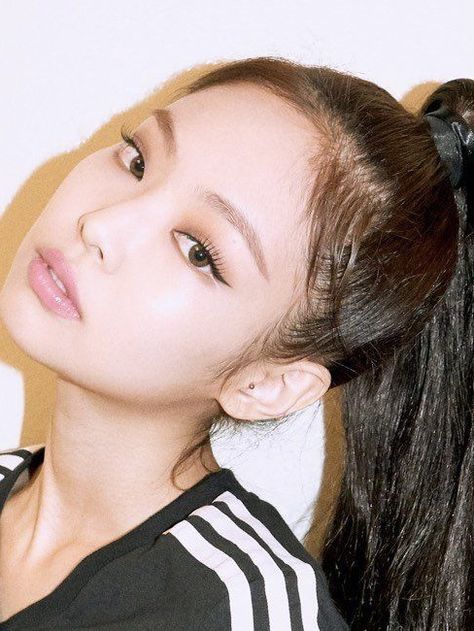 Jennie (BLACKPINK) Applying Eyeliner, How To Apply Eyeliner, Blackpink Jennie, The Mirror, Tips And Tricks, Beauty Tips, Eyeliner, Beauty Hacks, Nose Ring