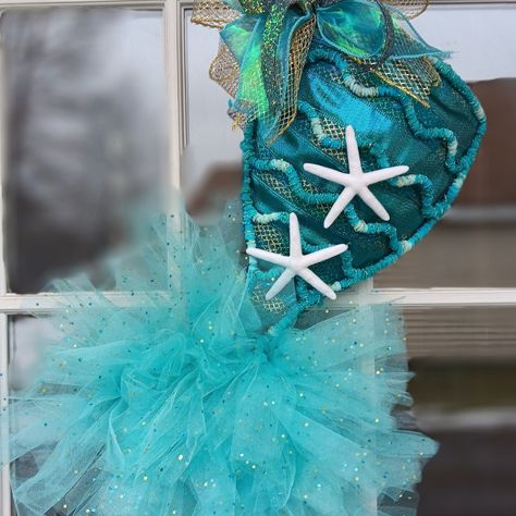 This Beautiful Mermaid Tail Wreath Would Be Perfect For Those Mermaid Lovers Or Even For A Little Girls Room Mermaid Tail Wreath, Cute Mermaid Tail, Beautiful Mermaid Tail, Mermaid Wreath, Deco Mesh Crafts, Easter Swags, Horse Wreaths, Nautical Wreath, Mermaid Crafts