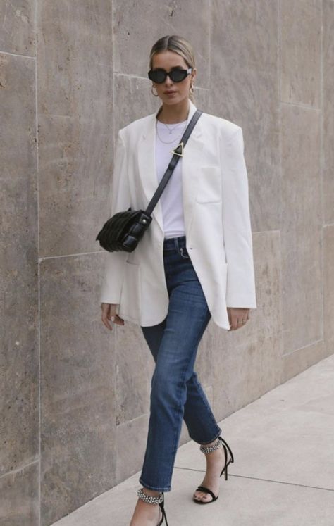 White Blazer Outfit Work, Chic Outfits Edgy, White Blazer Outfits, Cute Professional Outfits, Corporate Baddie, Classy Business Outfits, Business Professional Outfits, Smart Casual Work Outfit, Business Attire Women