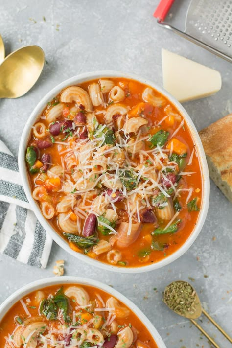 Easy Minestrone Soup Recipe - The Clean Eating Couple Soup Clean Eating, Easy Minestrone Soup, Eat When Sick, Vegetarian Minestrone Soup, Easy Minestrone, Sopa Minestrone, Couple Recipes, Minestrone Soup Easy, The Clean Eating Couple