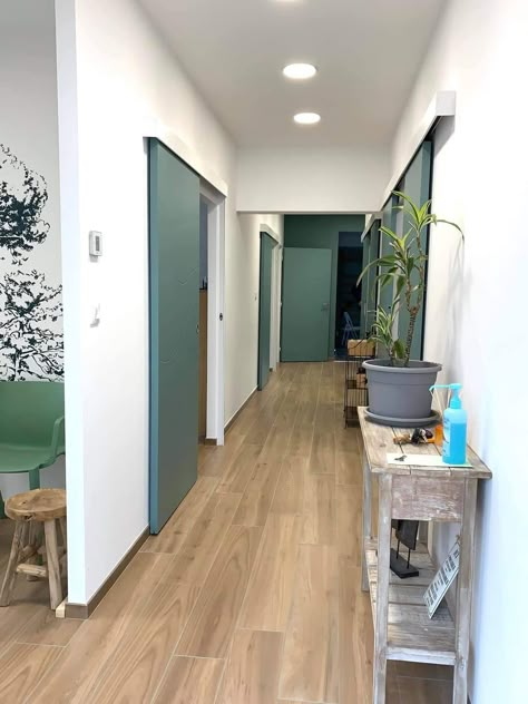 Physiotherapy Interior Design, Boutique Medical Office, Modern Physical Therapy Clinic Design, Primary Care Clinic Design, Deco Cabinet Medical, Clinic Wall Design, Physio Clinic Interior Design, Cabinet Medical Design, Medical Office Design Waiting Area