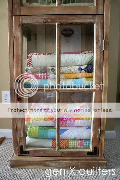 Quilt Storage Ideas, Quilt Display Ideas, Quilt Display Case, Quilt Ladder, Quilt Display, Quilt Rack, Flower Quilts, Quilt Storage, White Shelves