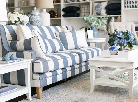 Hamptons Style Living Room, Hamptons Style Decor, Blue And White Living Room, Striped Sofa, Sofa Style, Beach House Interior Design, Casa Country, Blue White Decor, Coastal Living Rooms