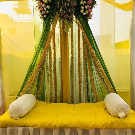 Home Nikah Decor Ideas, Mehndi Background Decoration, Simple Mehndi Decor At Home, Mehendi Setup Mehndi Decor, Haldi Decoration Ideas At Home Simple, Red Gold Wedding Decorations, Mehandi Decorations At Home, Mehndi Function Decoration, Mehndi Decor At Home