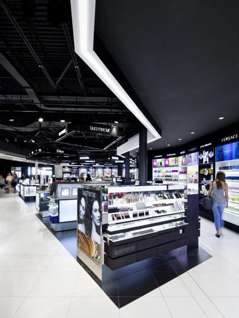 Redevelopment of the International Commercial Sector and Duty Free Shop at the Montreal-Trudeau Airport - Jodoin Lamarre Pratte architectes inc. Shopping Mall Interior, Airport Shopping, Duty Free Shop, Base Building, Pharmacy Design, Organization And Management, Building Architecture, Showroom Design, Cosmetic Shop