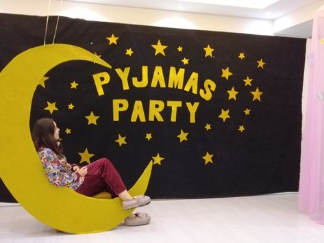 Pijama Party Ideas Decoration, Pajama Party Kids, Photo Booth Wall, Pj Day, Pyjamas Party, Pijama Party, Pajama Day, Crown Crafts, Alphabet Flashcards