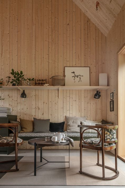 Nordic Wood Interior, Finnish Cabin Interior, English Country Cabin, Norwegian Home Design, Sweden Interior Design, Scandinavian Interior Cabin, Cottage House Interior Design, Forest Cabin Interior, West Coast Interior Design