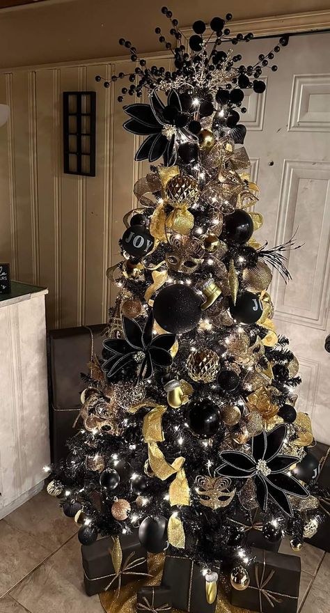 Gold Black White Christmas Tree, Gold White And Black Christmas Tree, White Black And Gold Christmas Tree, Black And Gold Christmas Tree Decor, Black Gold And White Christmas Tree, Black And Gold Christmas Tree Ideas, Black Xmas Tree Decorating Ideas, Black White And Gold Christmas Tree, Gold And Black Christmas Tree