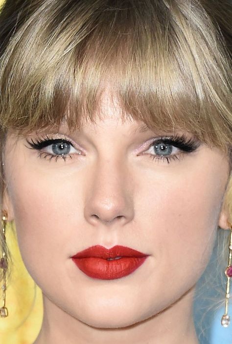 Taylor Swift Makeup Red Lips, Taylor Swift Red Era Makeup Look, Taylor Swift Red Makeup Look, Taylor Swift Red Lips, Taylor Swift Red Lipstick, Celeb Makeup, Taylor Swift Makeup, Celeb Hair, Sarah Lancaster