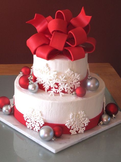 Christmas Wedding | Winter Wedding Christmas Birthday Cake, Winter Torte, Christmas Wedding Cakes, Round Wedding Cakes, Christmas Cake Designs, Winter Wedding Cake, Christmas Cake Decorations, Xmas Cake, Winter Cake