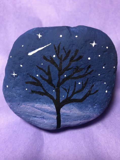 Shooting star Rock Painting Ideas Night Sky, Rock Painting Moon And Stars, Sunset Rock Painting, Winter Rocks, Rock Family, Wiccan Decor, Rock And Pebbles, Christmas Rock, Painted Rocks Craft