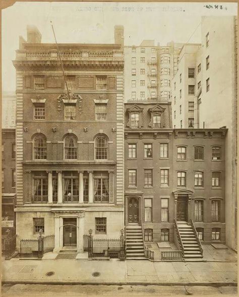 The Lambs Club, located at 128–130 West 44th Street in a house designed by Stanford White, then doubled in size in 1915.The photo was taken in 1910.(NYPL) According to Wikipedia,"The Lambs, Inc. (aka The Lambs Club) is a social club in New York City for actors, songwriters, and others involved in the theatre. It is America's oldest theatrical organization. "The Lambs" is a registered trademark of The Lambs, Inc.; and the club has been commonly referred to as The Lambs Club and The Lambs Theate 1910 New York, 1930s Street Photography, 1930s Aesthetic Home, 1920 America, 1920s City, 1920s America, 1930s Photography, 1930 New York, 1930s Aesthetic