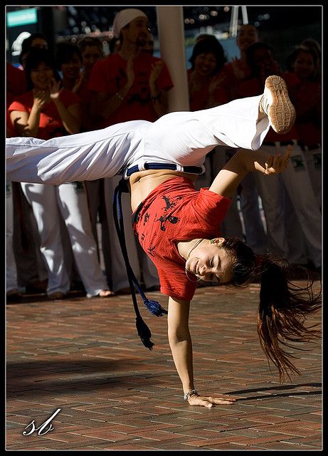 Capoeira Girl, Brazilian Martial Arts, Full Split, Elements Of Dance, Awkward Situations, Self Defense Martial Arts, Female Martial Artists, Martial Arts Girl, Martial Arts Techniques