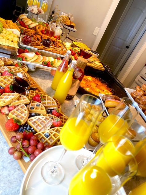 Breakfast board ideas Breakfast Setting Ideas, 16 Birthday Breakfast Ideas, Catering Display Breakfast, Breakfast Table Ideas Brunch Party, Western Brunch Food, Engagement Breakfast Party, Big Brunch Buffet, Birthday Breakfast Brunch Ideas, Breakfast Ideas Set Up