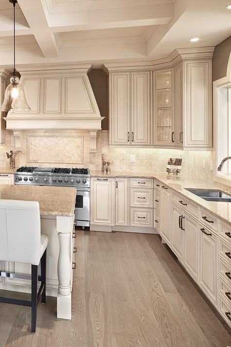 Cream Kitchen With Marble Countertops, White Cabinet Tan Granite, Off White Antique Kitchen Cabinets, Backsplash For Ivory Cabinets, Cream Cabinets With White Backsplash, Stone Backsplashes Kitchen, Rustic Kitchen Cream Cabinets, Kitchen With Beige Backsplash, Ivory Glazed Kitchen Cabinets