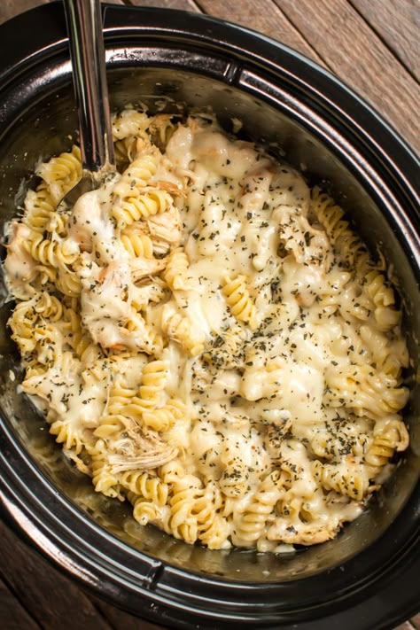 Slowcooker Pasta, Pesto Mozzarella Chicken, Crockpot Recipes Cheap, Pesto Mozzarella, Fall Crockpot Recipes, Wallpaper Food, Mozzarella Pasta, Crockpot Lasagna, Slow Cooker Pasta