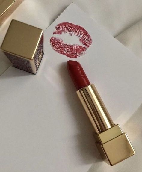 Rita Skeeter, Lipstick Tutorial, Lipstick Stain, Beauty Products Photography, Gold Aesthetic, Old Money Style, Mischief Managed, Red Lipstick, Red Aesthetic