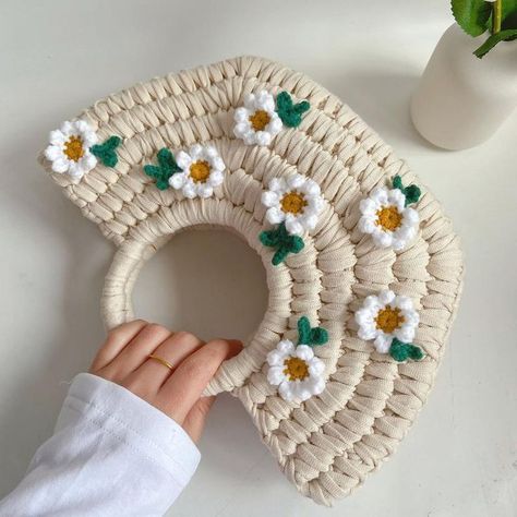 Amigurumi Daisy, Crochet Purse Pattern Free, Crochet Bag Pattern Free, Crochet Business, Kawaii Crochet, Crochet Handbags Patterns, Crochet Fall, Crochet Pumpkin, Crochet Purse Patterns