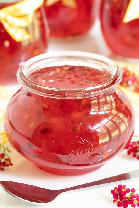 Apple Cider Vinegar Lemon, Plum Jam Recipes, Pepper Jelly Recipes, Hot Pepper Jelly, Plum Recipes, Homemade Jelly, Jelly Recipe, Homemade Crackers, Pepper Jelly