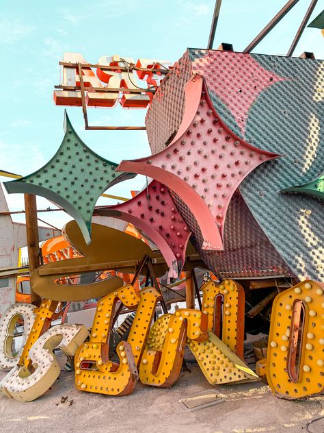 The Neon Museum Las Vegas Retro Vegas Aesthetic, 70s Vegas, Retro Vegas, Vintage Las Vegas Aesthetic, Las Vegas Theme, Old Vegas Aesthetic, Vintage Vegas Aesthetic, Las Vegas Desert, Retro Las Vegas Aesthetic