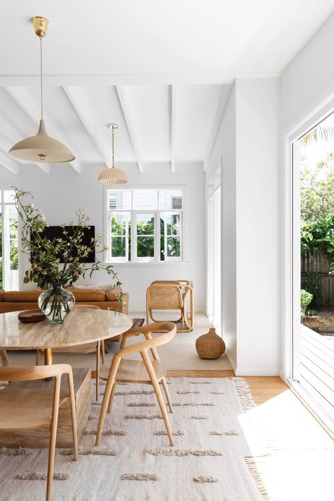 A colonial weatherboard given a contemporary renovation Coastal Style Dining Room, Contemporary Colonial, Metal Outdoor Chairs, Neutral Dining Room, Style Dining Room, Mcm House, Embrace Nature, Bentwood Chairs, Decoration Inspiration