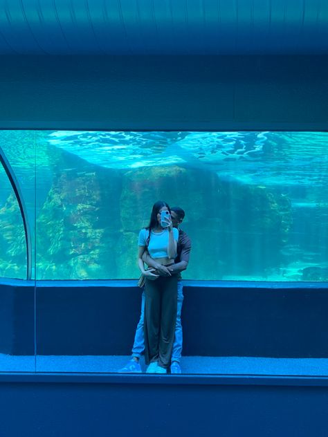 Aquarium Outfits Ideas, Cute Aquarium Outfit, Aquarium Couple Photos, Couple Aquarium Pictures, Aquarium Date Outfit, Aquarium Date Pictures, Aquarium Outfit Ideas, Aquarium Outfit, Aquarium Date