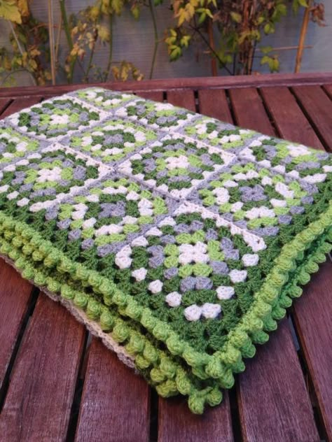 Green Crochet Blanket, Crochet Blanket Granny, Thread Crafts, Granny Square Crochet Patterns Free, Crochet Blanket Designs, Crochet Granny Square Blanket, Crochet Design Pattern, Crochet Quilt, Crochet Inspo