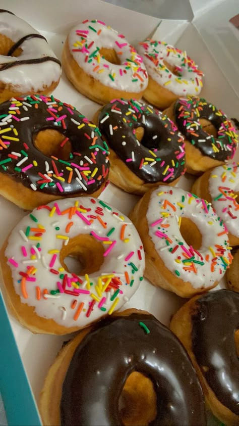 Donuts Astethic, Birthday Donuts Ideas, Aesthetic Doughnut, Doughnuts Aesthetic, Donas Aesthetic, Food And Drink Aesthetic, Doughnut Aesthetic, Aesthetic Food Pictures, Donut Aesthetic