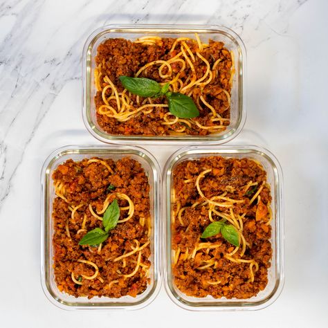 I grew up eating spaghetti bolognese on a weekly basis because it was the one dish my sister and I never complained about eating as kids. Being thirty-something hasn’t stopped me from enjoying this childhood favourite – in fact, it is the dish that I meal prep most frequently! It is a perfect mix of deliciousness and nostalgia. This vegan version also goes the extra mile because of the cost-effective dried soya mince, one of my pantry staples! Bolognese Meal Prep, Soya Sauce Pasta Recipe, Soya Mince Recipes, Dried Soya Chunks Recipes, Soyabean Chunks Recipe Healthy, Soya Chunks Recipe For Diet, Vegan Lunch Recipe, Mason Jar Meal Prep, Meal Prep For Work