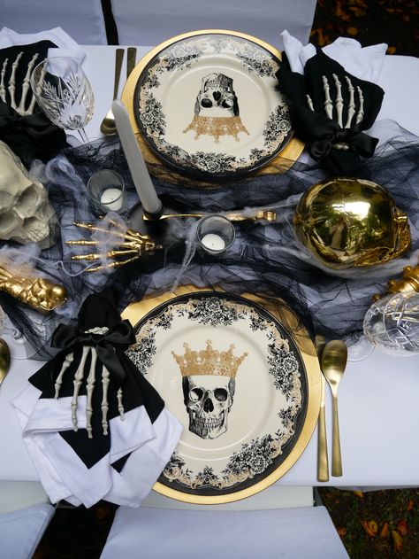 Skeleton Tablescape, Witchy Products, Rip 20s, Scary Halloween Wreath, Chic Halloween Decor, Ghouls Night, Dia De Los Muertos Decorations Ideas, Halloween Table Settings, Auction Baskets