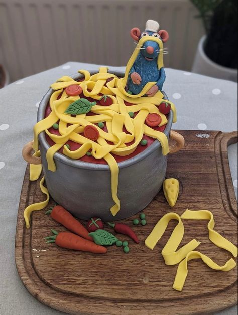 Ratatouille Remy Rat Decorated Cake Funny Animal Spaghetti Pasta Disney Pixar Ratatouille Dessert, Fondant Cakes Ideas, Remy Cake, Ratatouille Cake, Ratatouille Birthday Party, Ratatouille Remy, Pasta Cake, Realistic Cakes, Sculpted Cakes