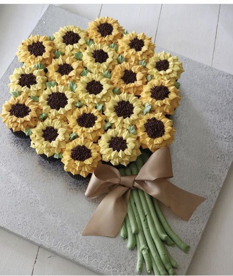 Sunflower Birthday Parties, Sunflower Cupcakes, Cupcake Tower Wedding, Pull Apart Cupcake Cake, Pull Apart Cake, Fall Cupcakes, Sunflower Baby Showers, Sunflower Bridal Shower, Pull Apart Cupcakes