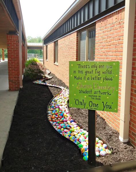 Every Student From This Elementary School Had To Paint One Rock In His Own Style, And Here's The Result Elementary Playground, Kid Design, Classe D'art, Only One You, Outdoor Classroom, School Garden, Elementary Art Projects, Outdoor Learning, Collaborative Art