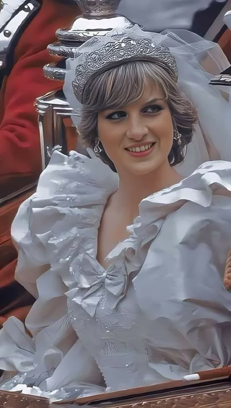 Diana Wedding Dress, Royal Family Fashion, Princess Diana Hair, Princess Diana And Charles, Princesa Elizabeth, Princess Diana Wedding, Diana Wedding, Princess Diana Family, Princess Diana Photos