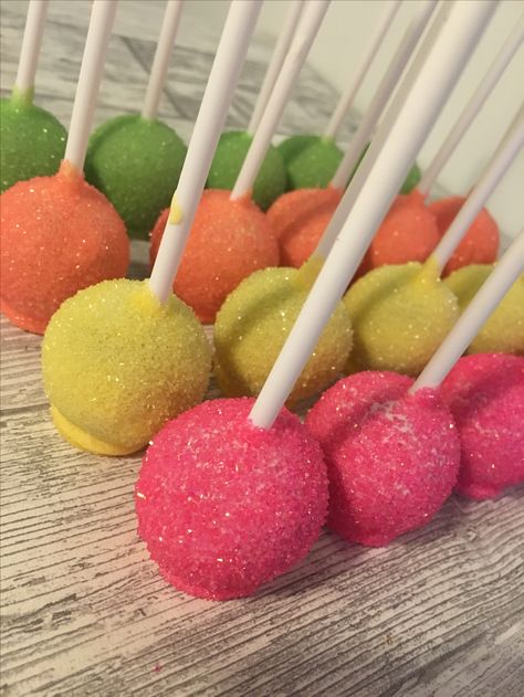 Neon Cake Aesthetic, 80s Cake Pops, Neon Cupcakes Ideas, Neon Cake Pops, Neon Snacks, Neon Birthday Party Cake, Neon Desserts, Neon Cookies, Neon Birthday Cakes