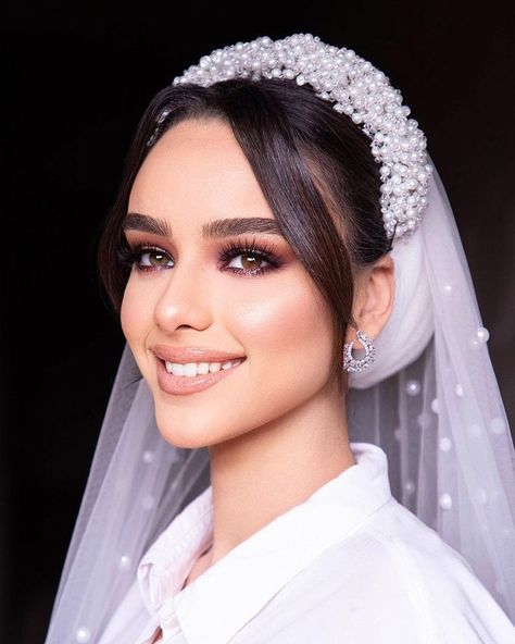 Unleash Your Inner Stylist with Hairstyles for Medium Hair | Versatile and Chic Bride Hairstyles Headband, Wedding Headband With Veil, Veil With Headband, Finger Waves Hairstyle, Headband Wedding Veil, Hairstyles For Wavy Hair, Floral Headband Wedding, Hairstyles With Veil, Bridal Accesories