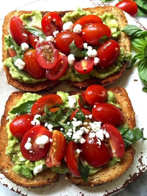 Toast Toppers, Avocado Toast Recipe, Mashed Avocado, Guacamole Recipe, Breakfast Menu, Southern Cooking, Delicious Dishes, Toast Recipes, Low Calorie Recipes